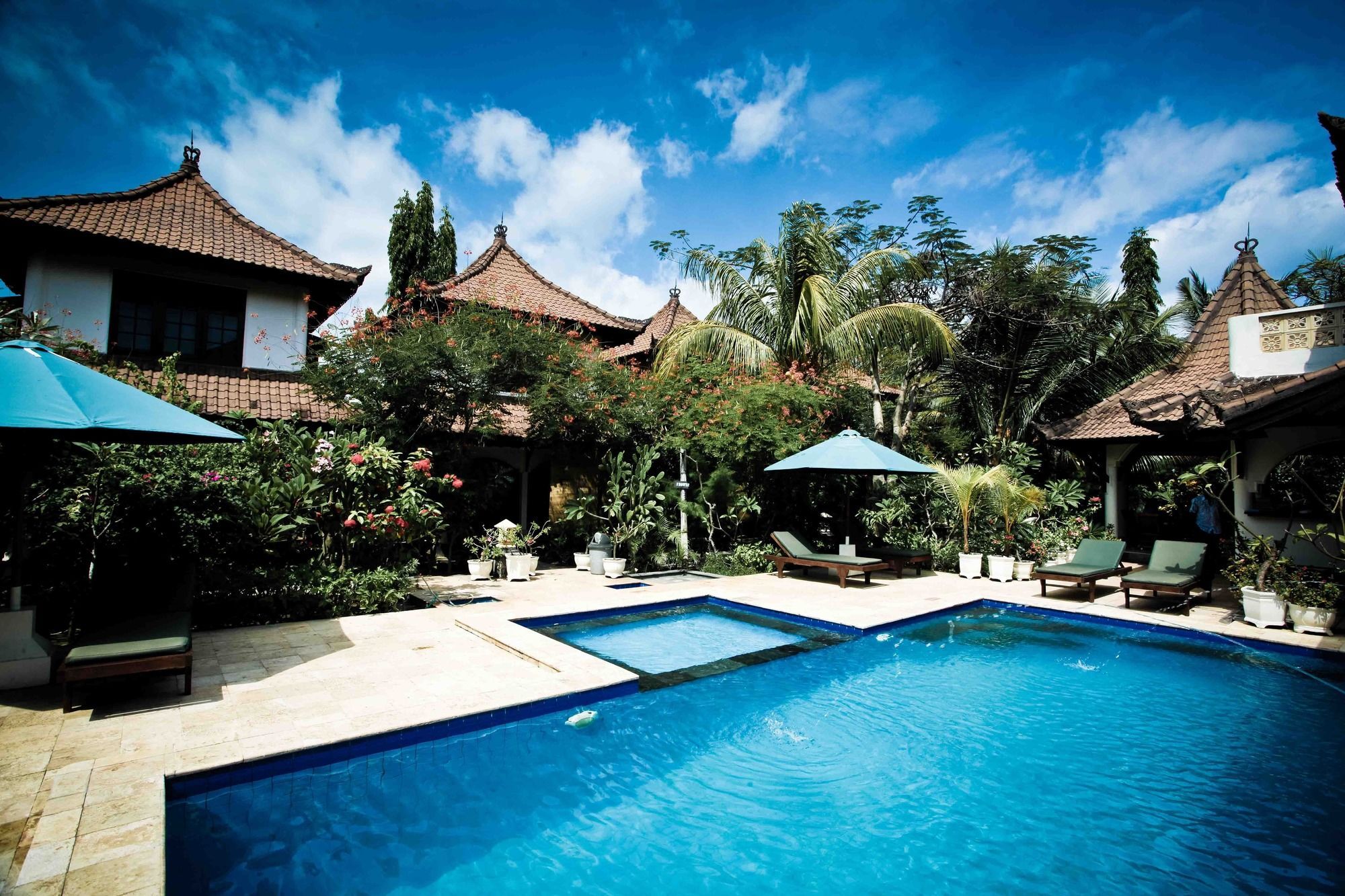 Martas Hotel Gili Trawangan Exterior photo
